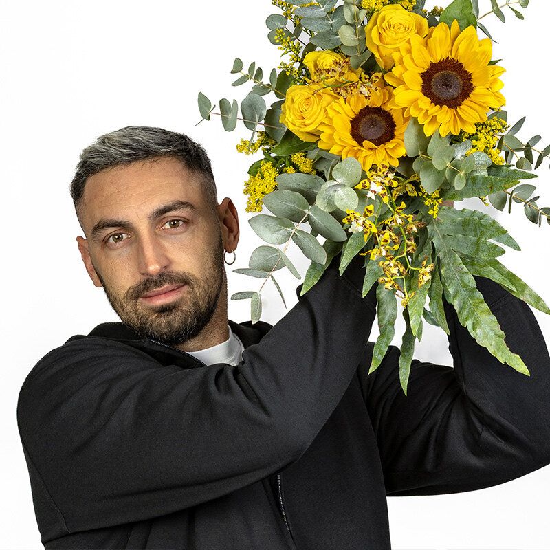 Mirko di FLORA Ticino con un bouquet