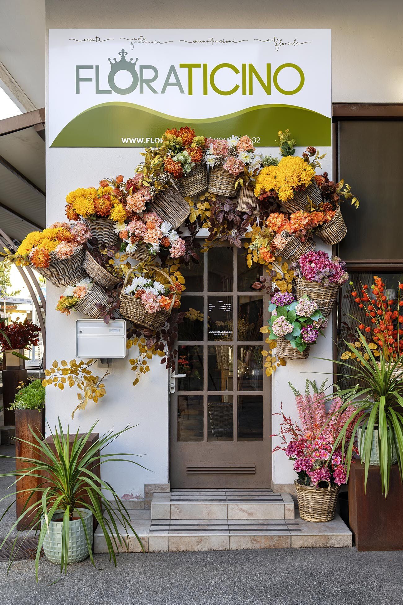 L’ingresso della boutique FLORA Ticino di Savosa, incorniciato da un arco di fiori